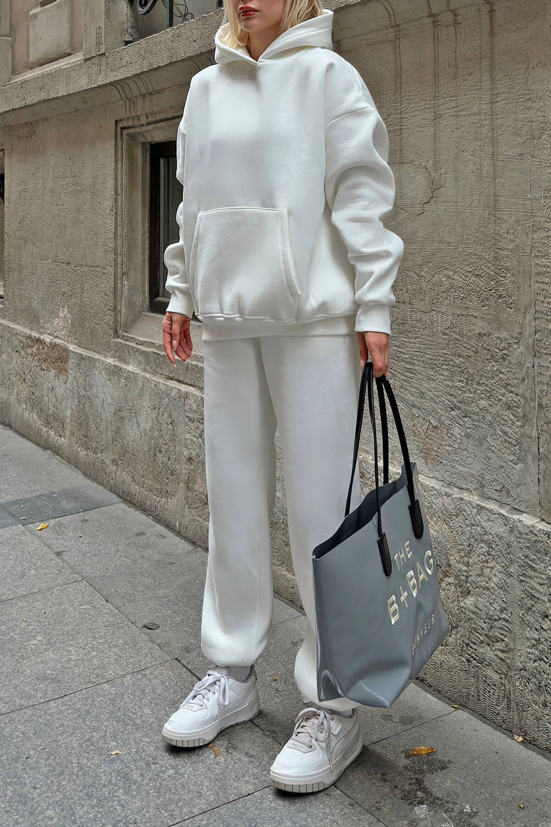 Kvinnors Oversized Hoodie och Vida Joggingbyxor i Avslappnad Look Mirla-Eva Jonsson