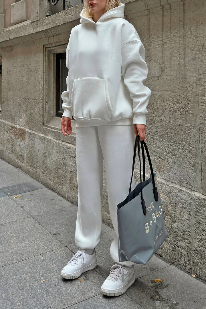 Kvinnors Oversized Hoodie och Vida Joggingbyxor i Avslappnad Look Mirla-Eva Jonsson
