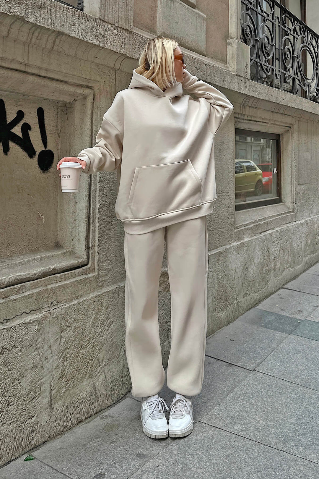 Kvinnors Oversized Hoodie och Vida Joggingbyxor i Avslappnad Look Mirla-Eva Jonsson