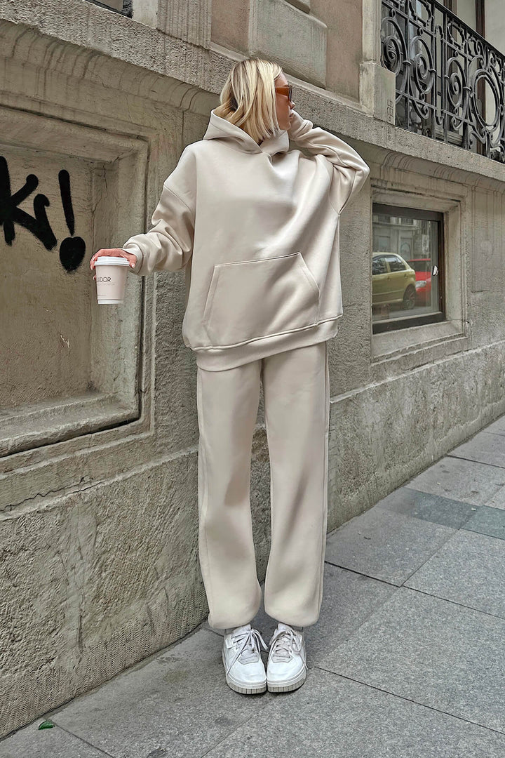 Kvinnors Oversized Hoodie och Vida Joggingbyxor i Avslappnad Look Mirla-Eva Jonsson