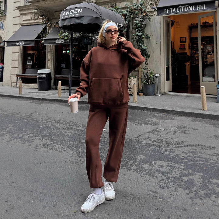 Kvinnors Oversized Hoodie och Vida Joggingbyxor i Avslappnad Look Mirla-Eva Jonsson