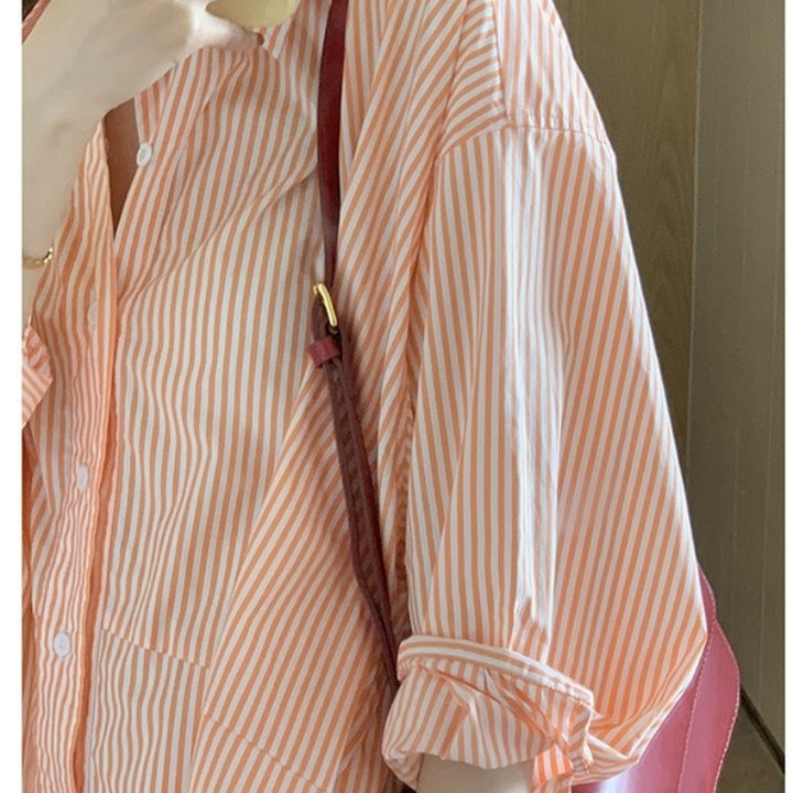 Kvinnors Oversized Skjorta Blus med Randigt Mönster och Knappdetaljer Mirla-Eva Jonsson