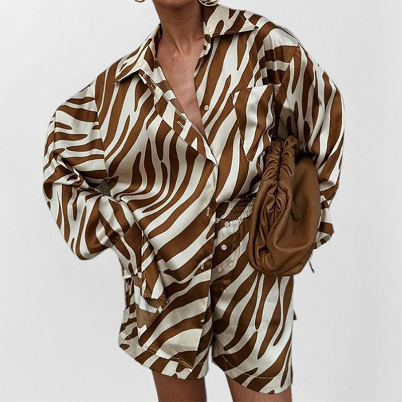 Kvinnors Oversized Skjorta med Zebra Mönster och Korta Ärmar Mirla-Eva Jonsson