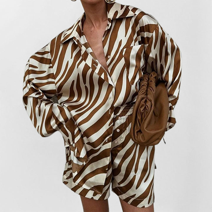 Kvinnors Oversized Skjorta med Zebra Mönster och Korta Ärmar Mirla-Eva Jonsson