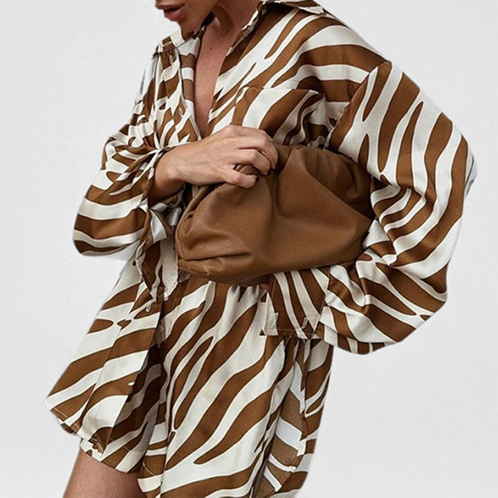 Kvinnors Oversized Skjorta med Zebra Mönster och Korta Ärmar Mirla-Eva Jonsson
