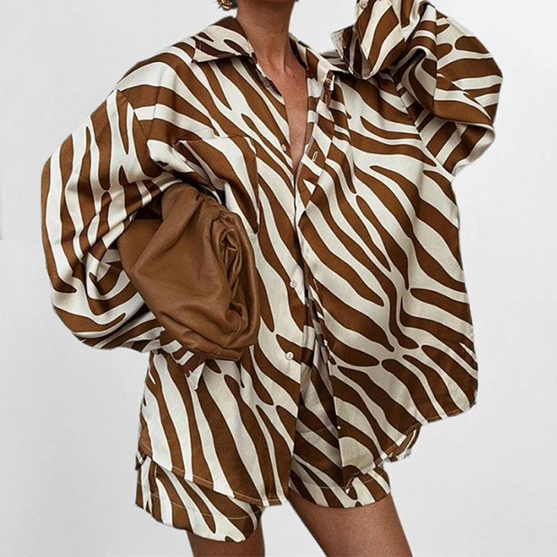 Kvinnors Oversized Skjorta med Zebra Mönster och Korta Ärmar Mirla-Eva Jonsson