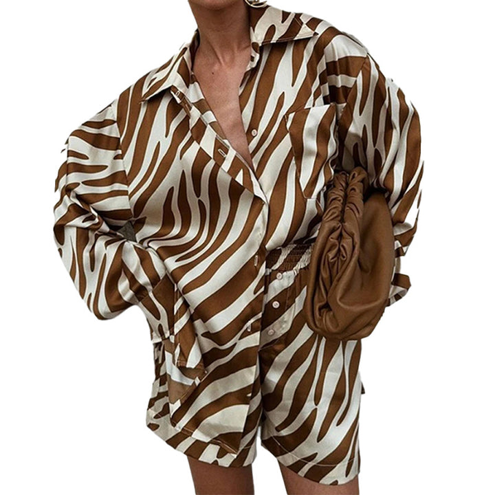 Kvinnors Oversized Skjorta med Zebra Mönster och Korta Ärmar Mirla-Eva Jonsson