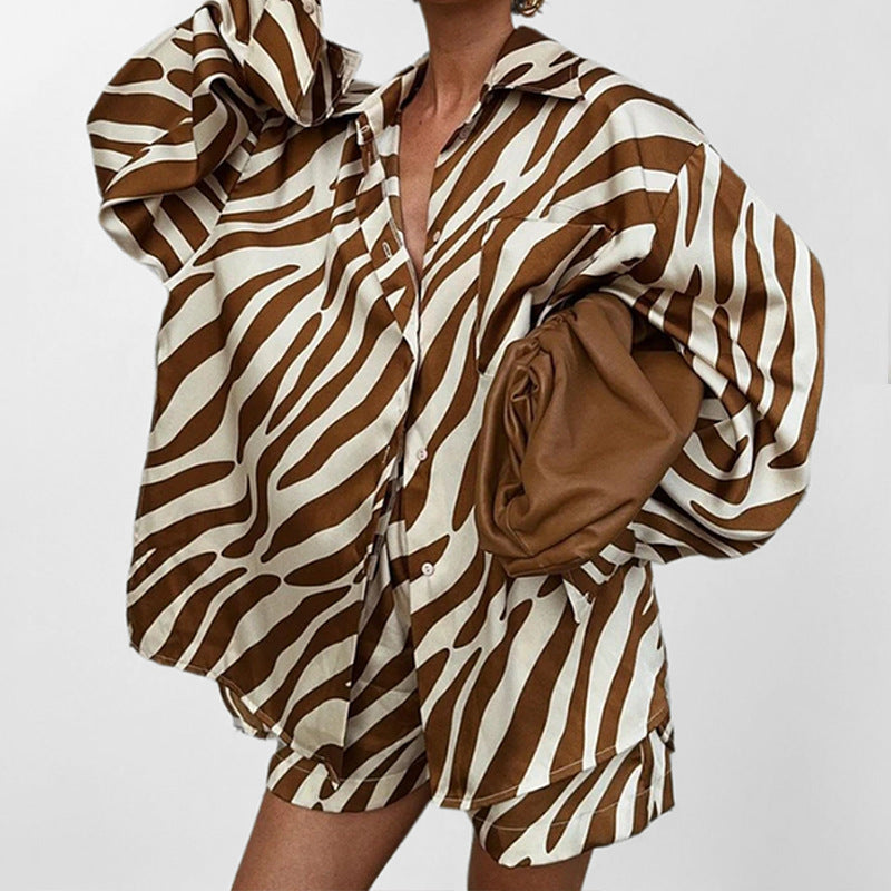 Kvinnors Oversized Skjorta med Zebra Mönster och Korta Ärmar Mirla-Eva Jonsson