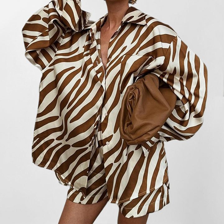 Kvinnors Oversized Skjorta med Zebra Mönster och Korta Ärmar Mirla-Eva Jonsson