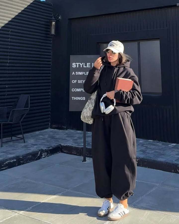 Kvinnors Oversized Sweat Suit med Huva och Manschetter Mirla-Eva Jonsson