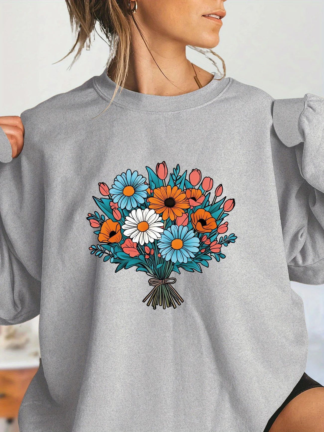 Kvinnors Oversized Sweatshirt med Blommiga Grafikdetaljer Mirla-Eva Jonsson