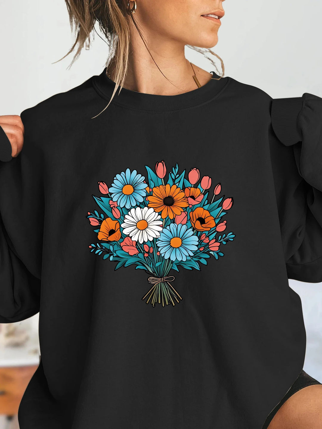 Kvinnors Oversized Sweatshirt med Blommiga Grafikdetaljer Mirla-Eva Jonsson