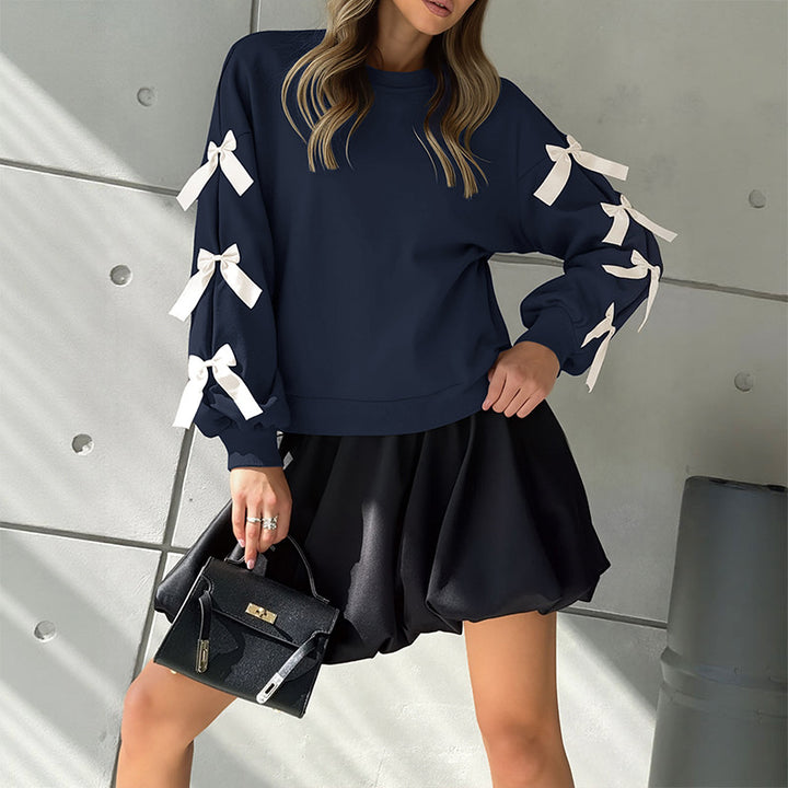 Kvinnors Oversized Tröja med Lekfulla Klänkningsdetaljer Mirla-Eva Jonsson