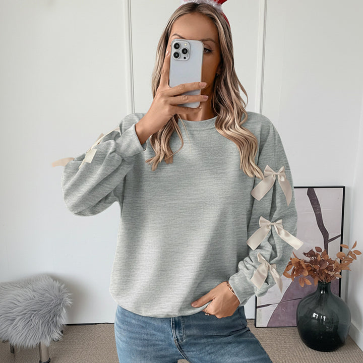 Kvinnors Oversized Tröja med Lekfulla Klänkningsdetaljer Mirla-Eva Jonsson