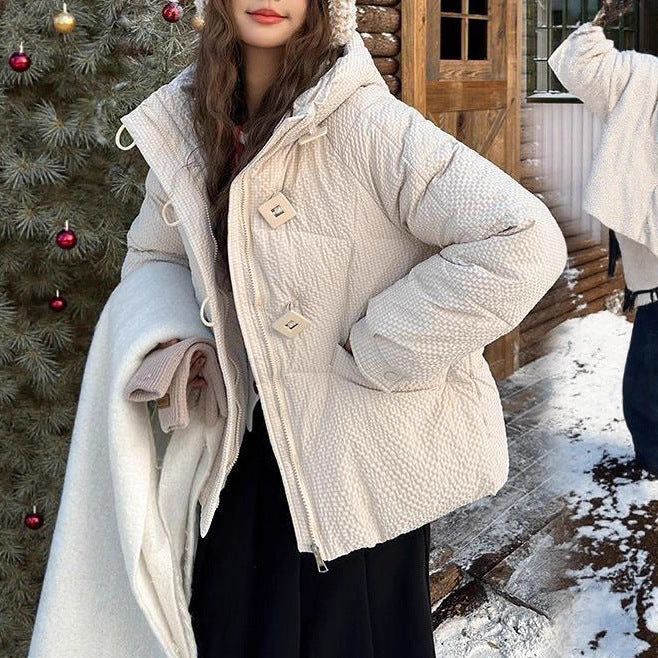 Kvinnors Puffig Vinterjacka med Huva och Dekorativa Knappar Mirla-Eva Jonsson