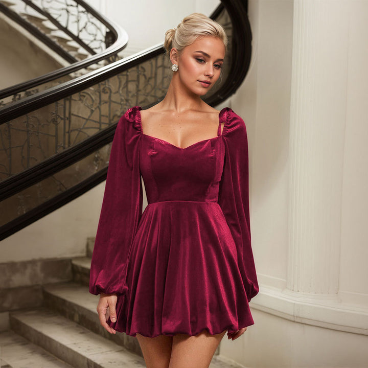 Kvinnors Sammet Mini Klänning med Volangärmar och Elegant Hjärtnäcka Mirla-Eva Jonsson