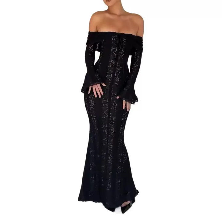 Kvinnors Spets Maxi Klänning med Off-the-Shoulder Design och Eleganta Trumpetärmar Mirla-Eva Jonsson