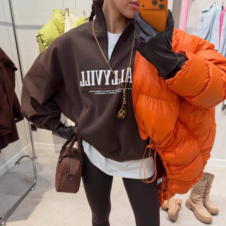 Kvinnors Sportig Zip Tröja i Avslappnad Design Mirla-Eva Jonsson