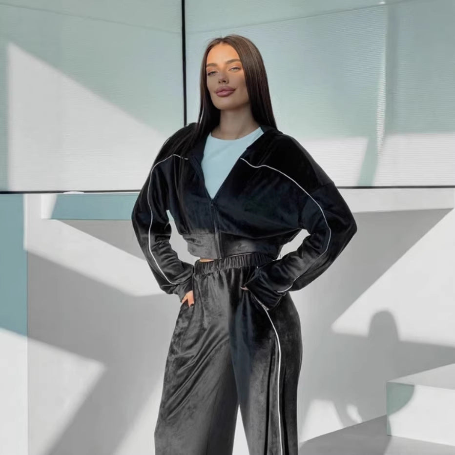 Kvinnors Sportiga Velour Loungewear Set med Kort Hoodie och Vida Ben Mirla-Eva Jonsson