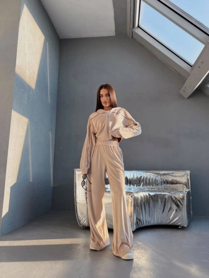 Kvinnors Sportiga Velour Loungewear Set med Kort Hoodie och Vida Ben Mirla-Eva Jonsson