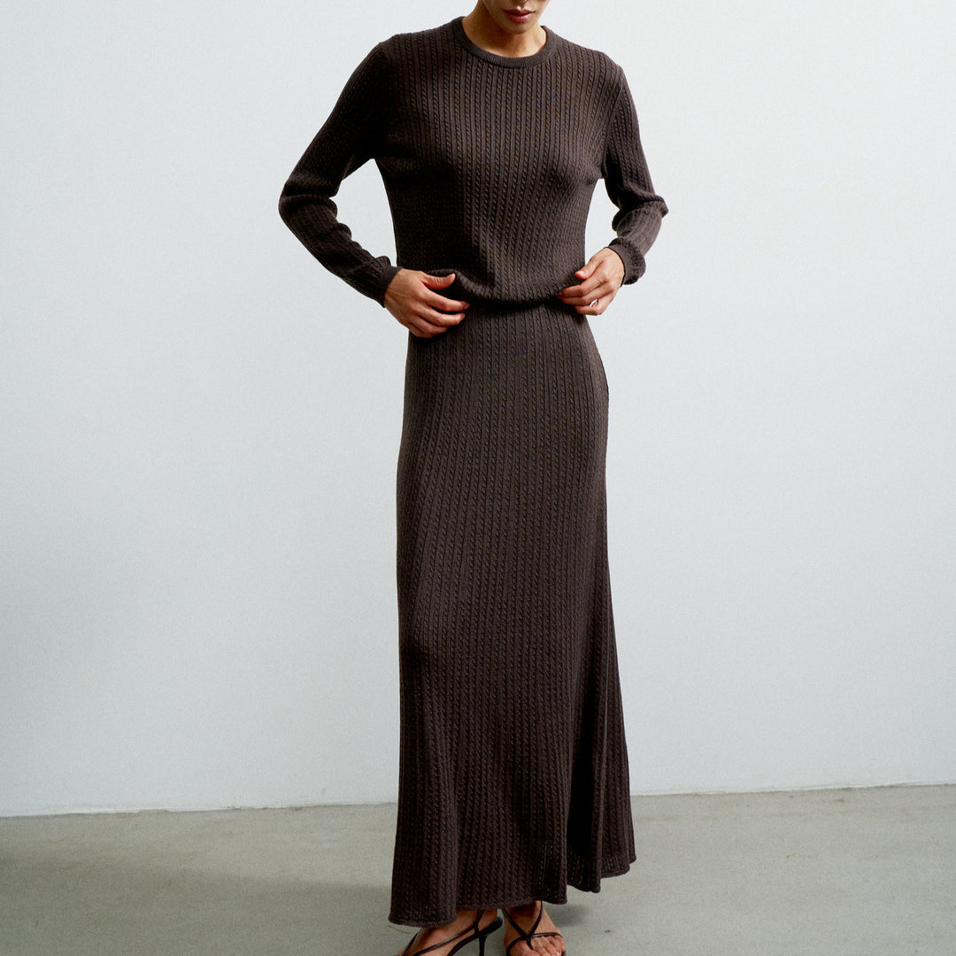 Kvinnors Stickad Maxi Klänning i Elegant Rib Design med Långa Ärmar Mirla-Eva Jonsson