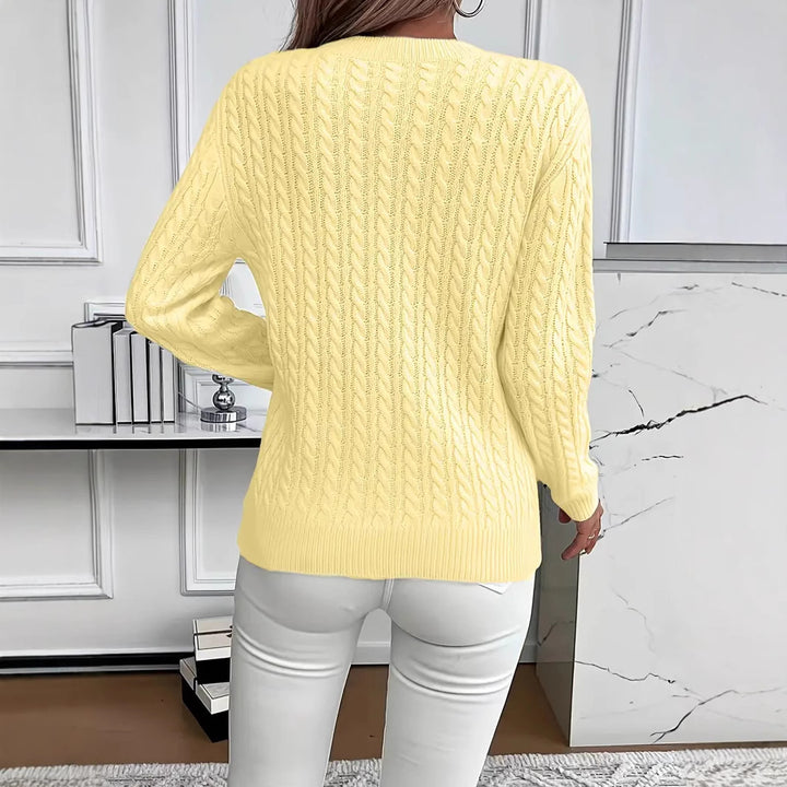 Kvinnors Stickad Tröja med Elegant Kabel Design Mirla-Eva Jonsson