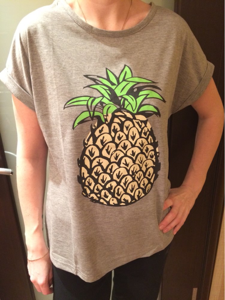 Kvinnors T-shirt med glad ananasmotiv och avslappnad passform Mirla-Eva Jonsson