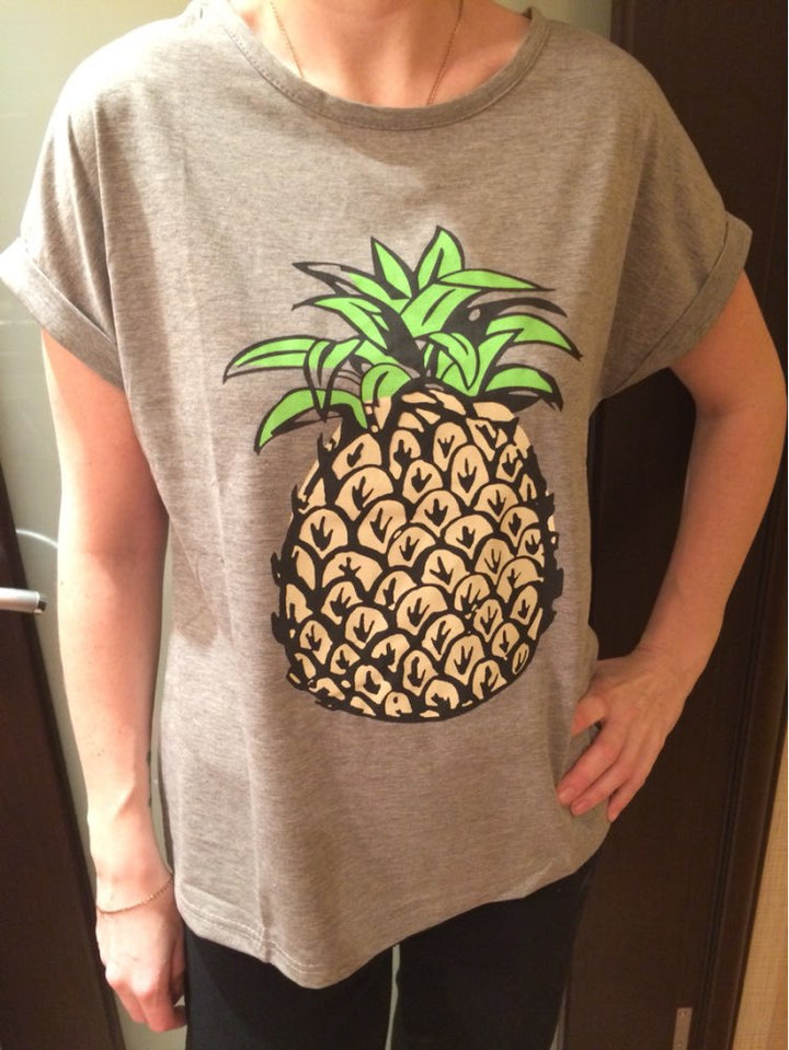 Kvinnors T-shirt med glad ananasmotiv och avslappnad passform Mirla-Eva Jonsson