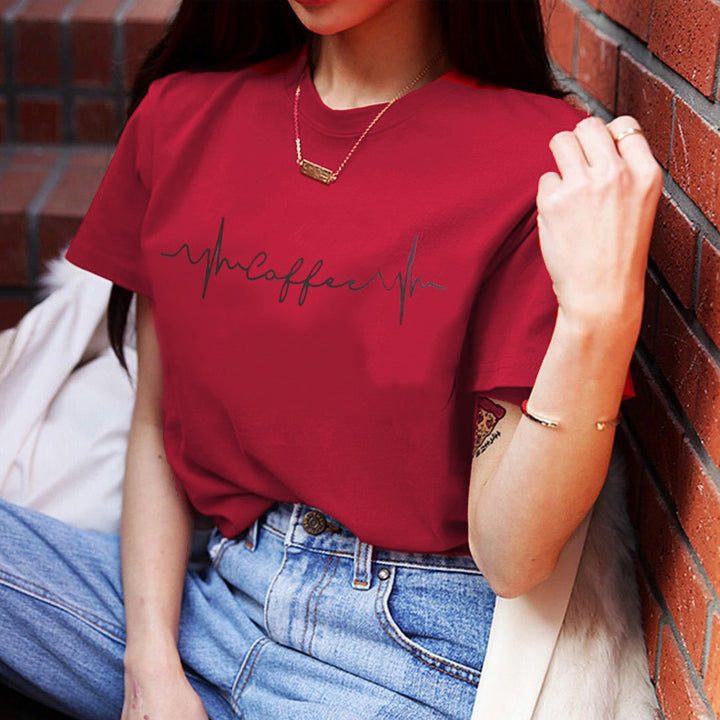 Kvinnors T-shirt med kreativ text och avslappnad skärning Mirla-Eva Jonsson