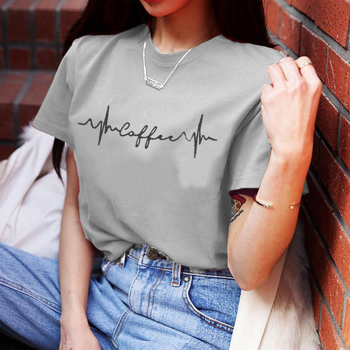 Kvinnors T-shirt med kreativ text och avslappnad skärning Mirla-Eva Jonsson