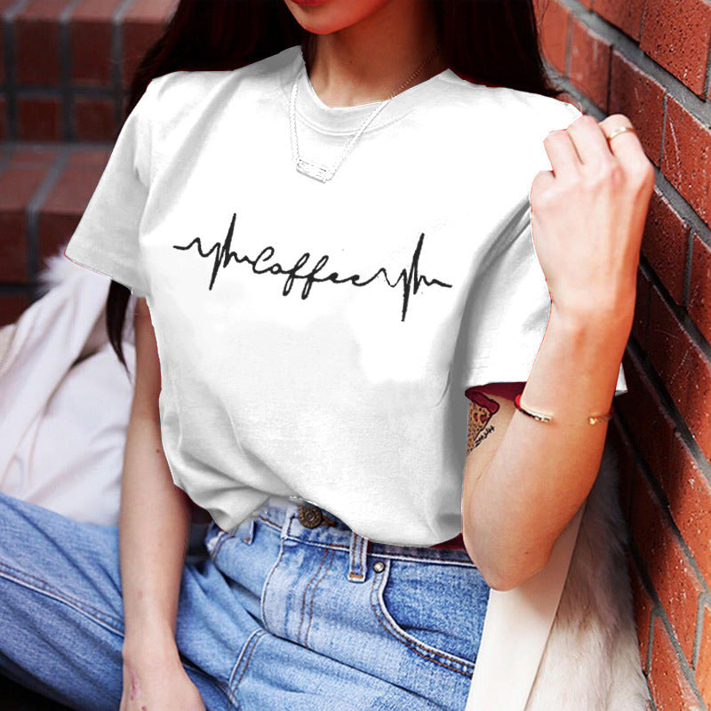Kvinnors T-shirt med kreativ text och avslappnad skärning Mirla-Eva Jonsson