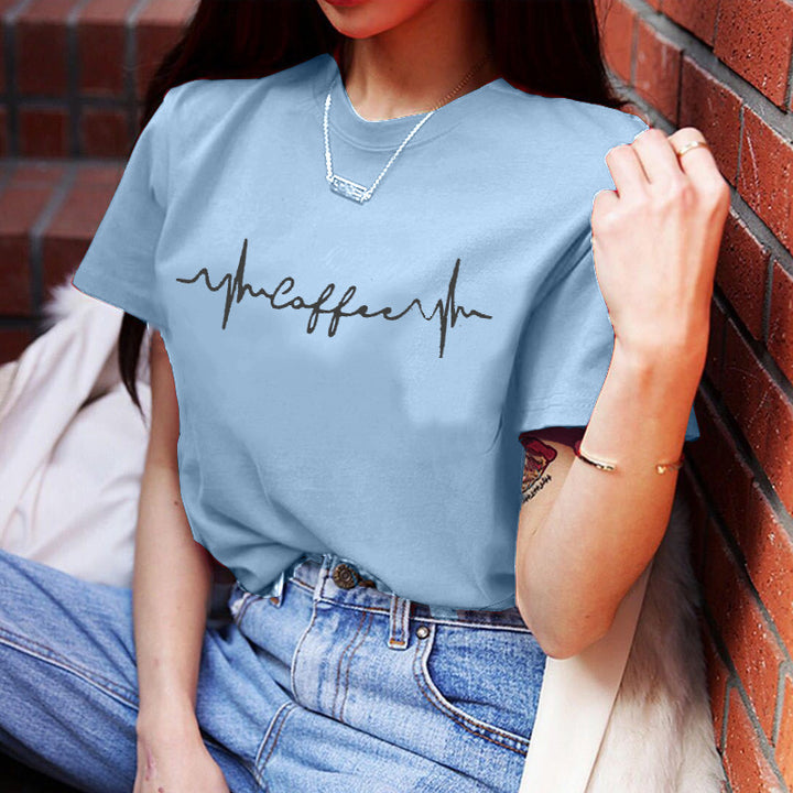 Kvinnors T-shirt med kreativ text och avslappnad skärning Mirla-Eva Jonsson
