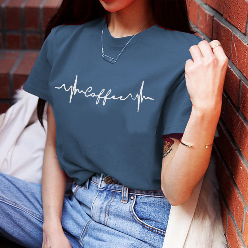 Kvinnors T-shirt med kreativ text och avslappnad skärning Mirla-Eva Jonsson