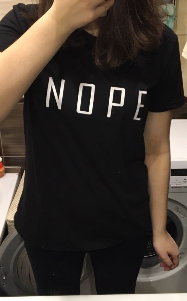 Kvinnors T-shirt med modern iögonfallande text Mirla-Eva Jonsson