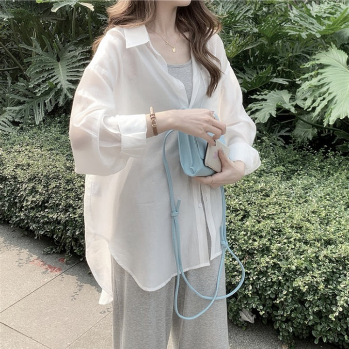 Kvinnors Transparent Blus med Modern Klipp och Löst Passform Mirla-Eva Jonsson