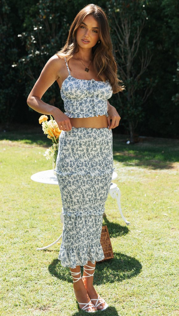 Kvinnors Tvådelat Set bestående av Crop Top och Midi Kjol med Blommönster Mirla-Eva Jonsson