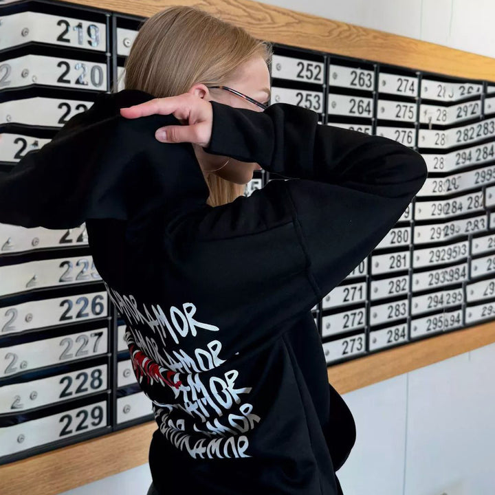 Kvinnors Urban Hoodie med slående bokstäver Mirla-Eva Jonsson