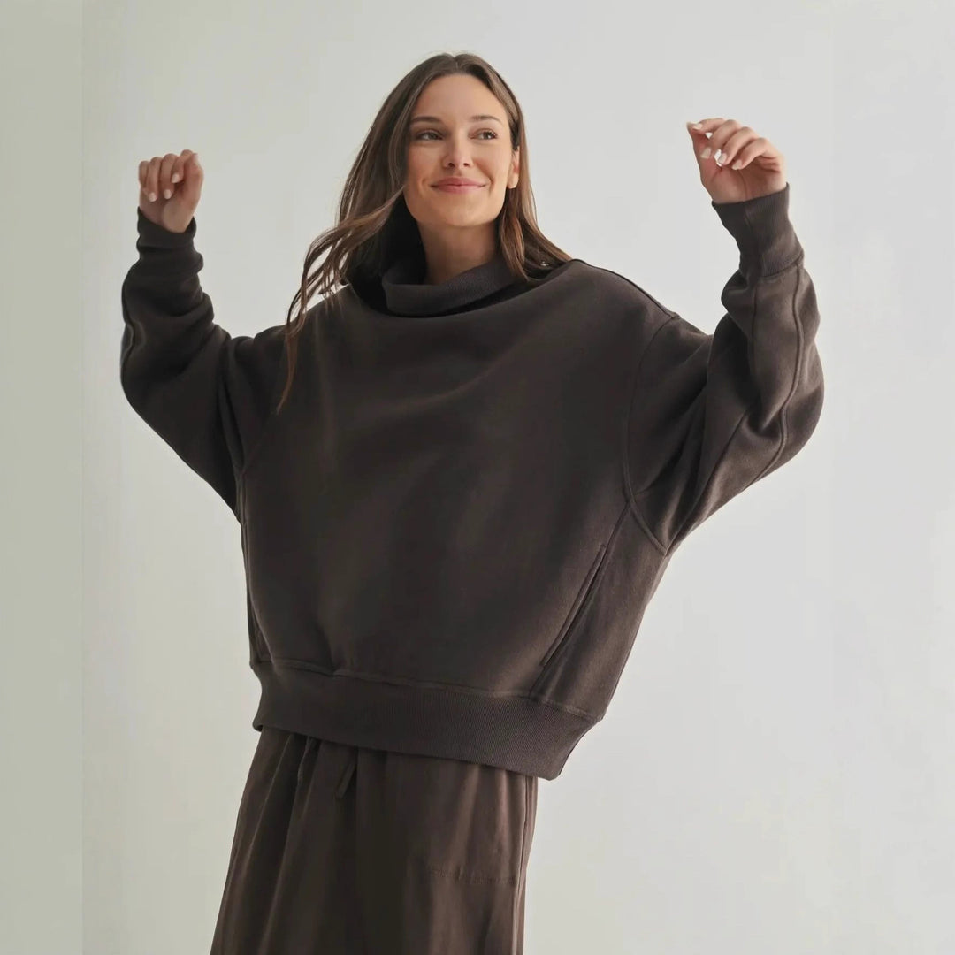 Kvinnors Urban Oversized Tröja med Hög Krage Mirla-Eva Jonsson