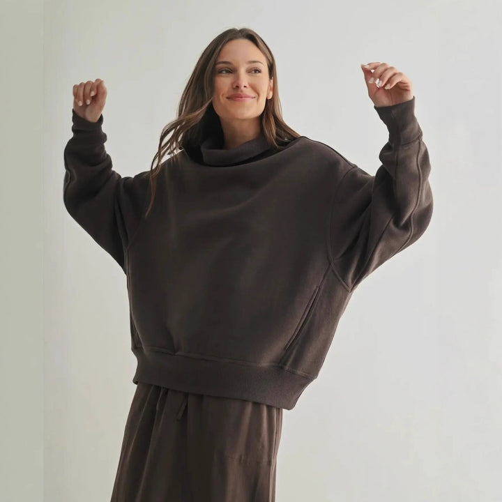 Kvinnors Urban Oversized Tröja med Hög Krage Mirla-Eva Jonsson