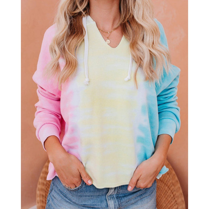 Kvinnors V-hals hoodie med tie-dye-design Mirla-Eva Jonsson