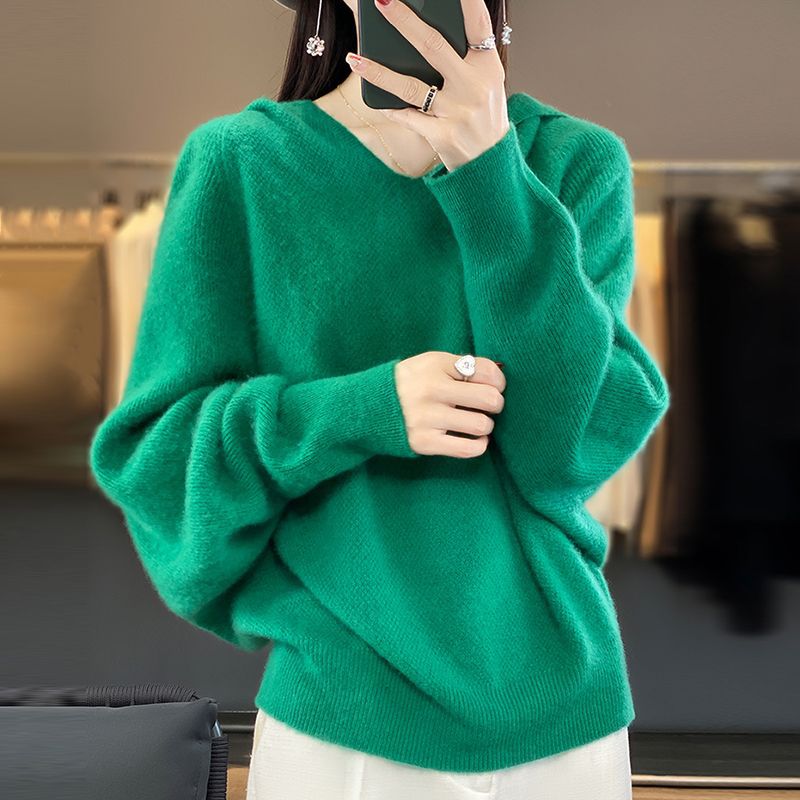 Kvinnors V-hals-sweater gjord av mjukt material Mirla-Eva Jonsson