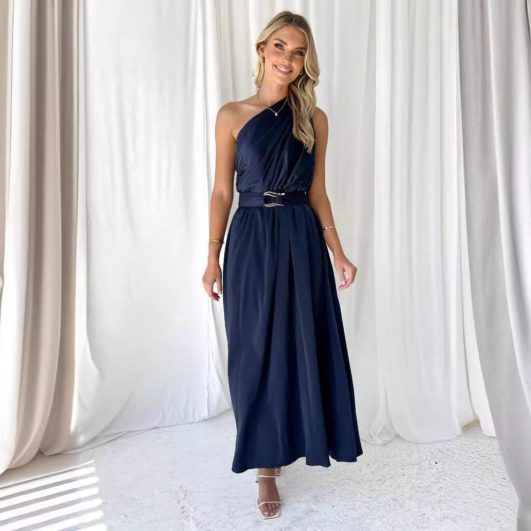 Kvinnors aftondräkt med asymmetrisk axelbanddesign och elegant midjebälte Mirla-Eva Jonsson