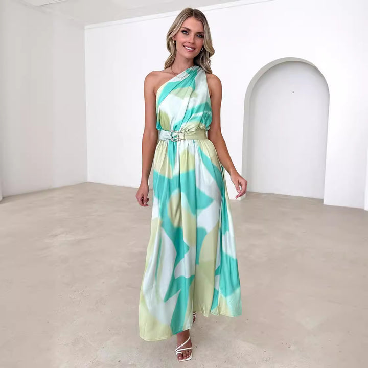 Kvinnors aftondräkt med asymmetrisk axelbanddesign och elegant midjebälte Mirla-Eva Jonsson