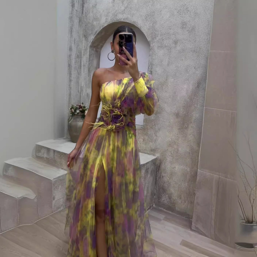 Kvinnors aftonklänning med asymmetrisk design och blomsteraccenter Mirla-Eva Jonsson