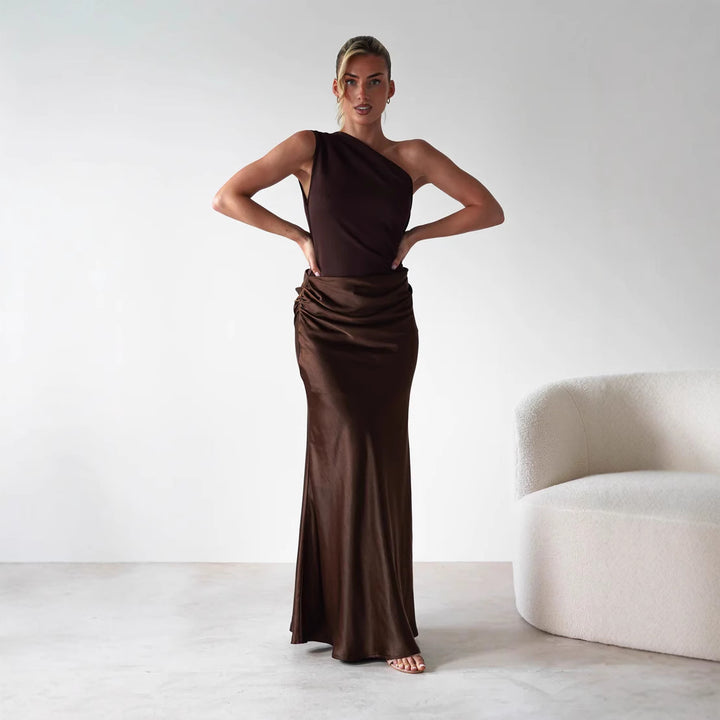 Kvinnors aftonklänning med asymmetrisk skärning och elegant drapering design-Eva Jonsson