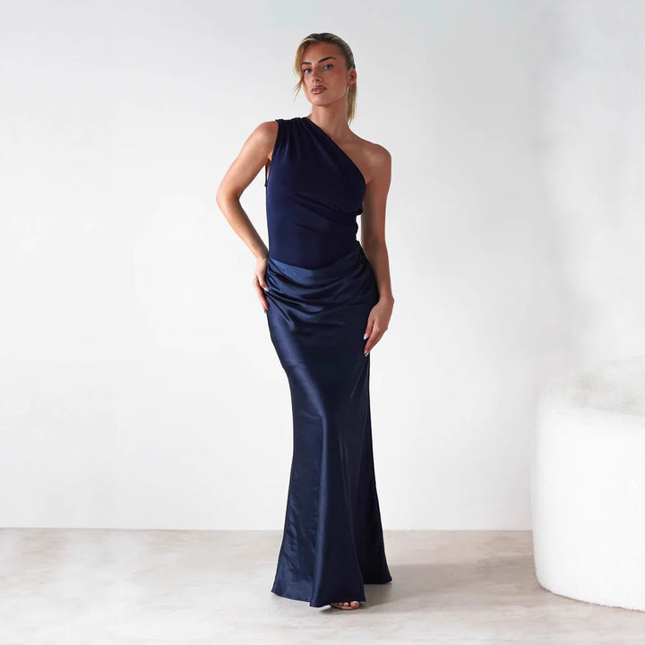Kvinnors aftonklänning med asymmetrisk skärning och elegant drapering design-Eva Jonsson