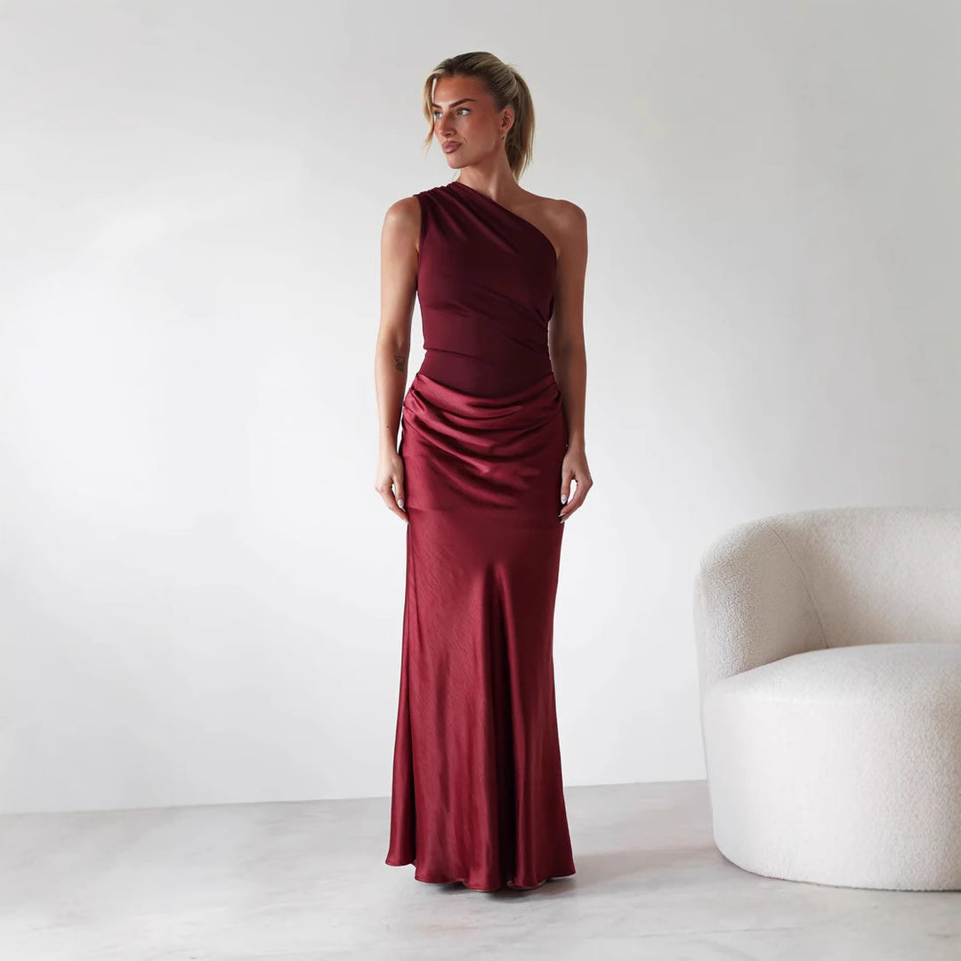 Kvinnors aftonklänning med asymmetrisk skärning och elegant drapering design-Eva Jonsson