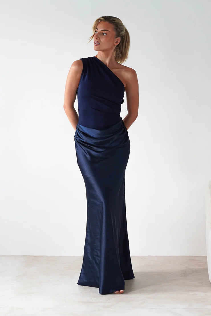 Kvinnors aftonklänning med asymmetrisk skärning och elegant drapering design-Eva Jonsson