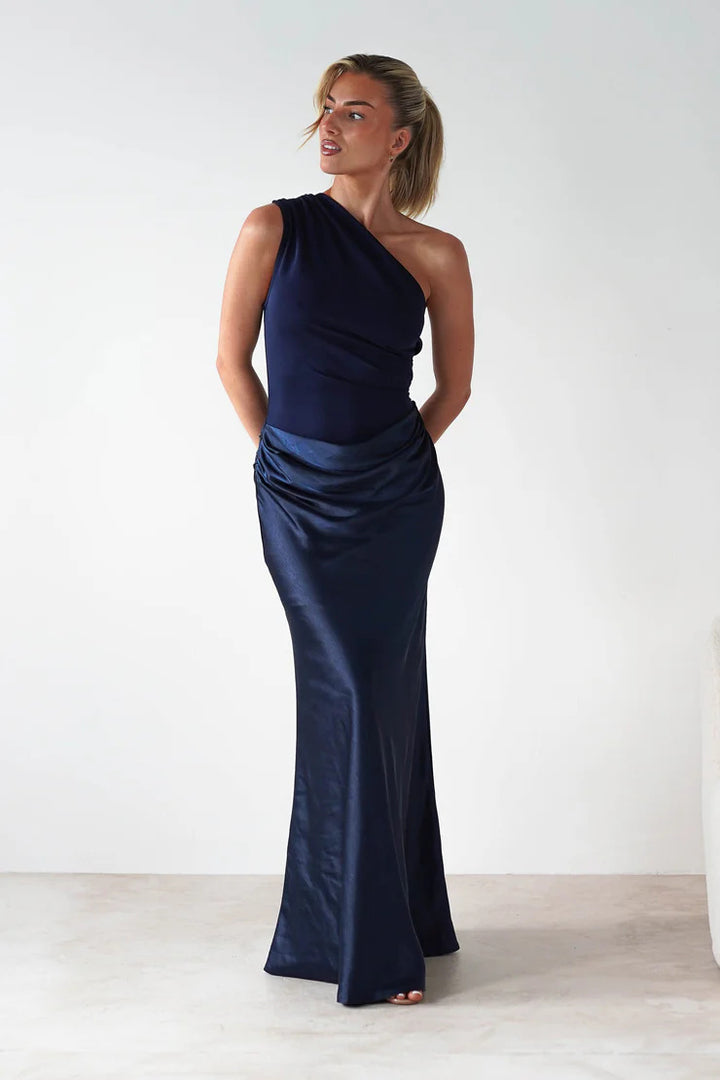 Kvinnors aftonklänning med asymmetrisk skärning och elegant drapering design-Eva Jonsson