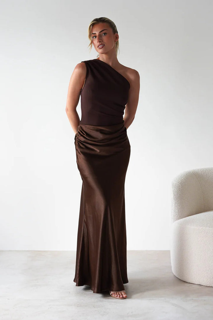 Kvinnors aftonklänning med asymmetrisk skärning och elegant drapering design-Eva Jonsson